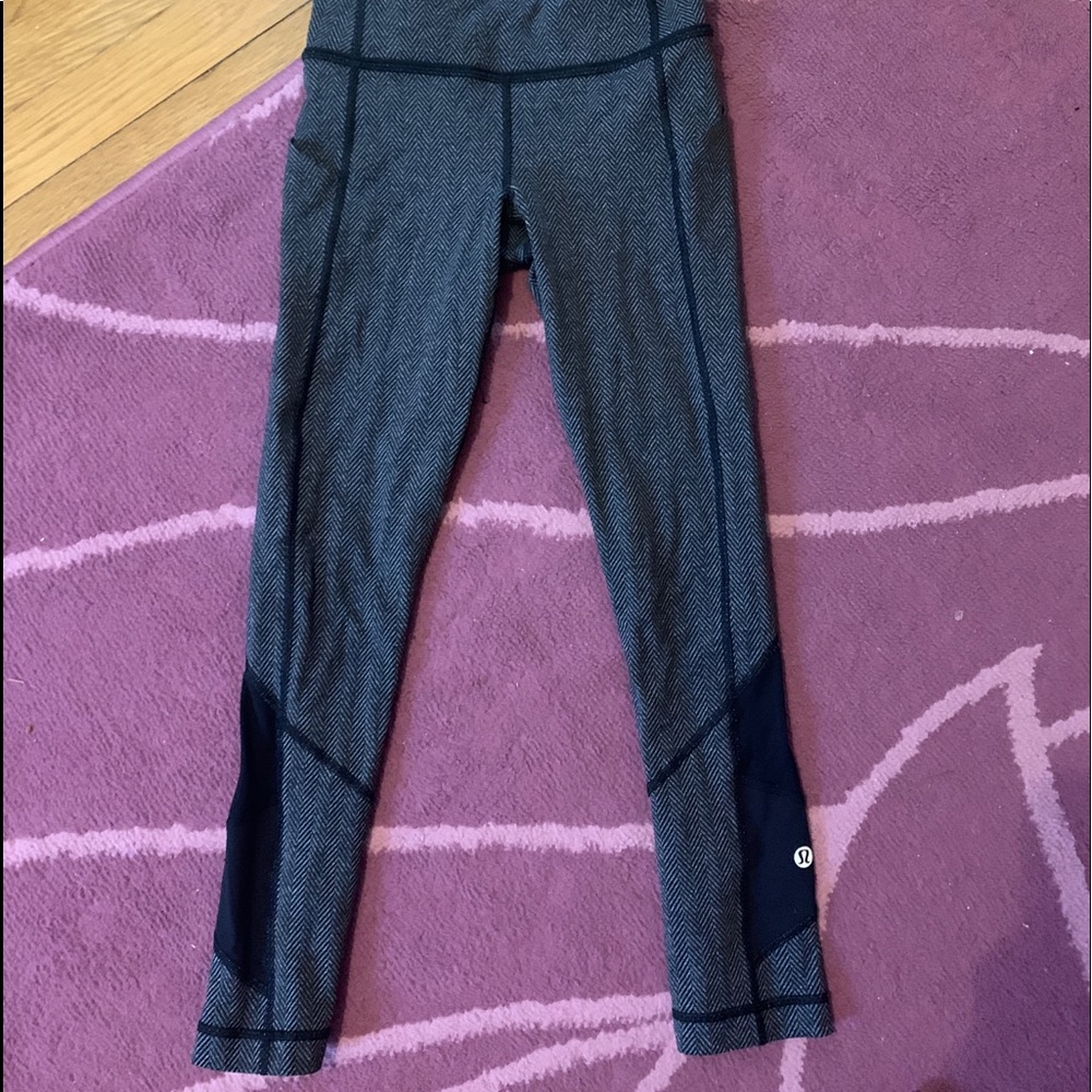 Lulu lemon 3/4 legging with pockets and mesh
